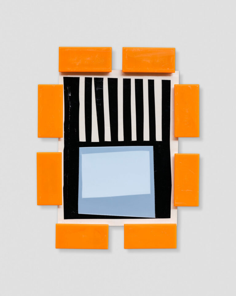 Noirs, bleus, blancs, oranges. Œuvre originale créée en 2024 par Elodie Lemaître. Papiers et adhésifs collés, aimants, 19 x 23 cm