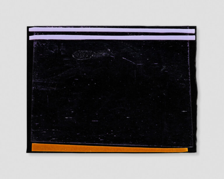 Paysage rayé. Œuvre originale créée en 2024 par Elodie Lemaître. Verres thermo-collés, 27 x 21 cm