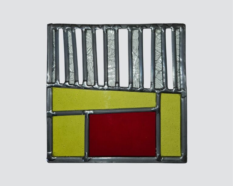 Cabane . Œuvre originale créée en 2022 par Elodie Lemaître. Vitrail, 16 x 16 cm